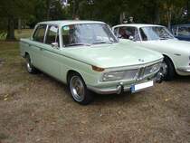 BMW 2000 Tilux, gebaut von 1966 bis 1970. Die sportliche Limousine ist motorisiert, mit einem wassergekühlten Vierzylinderreihenmotor, der aus einem Hubraum von 1990 cm³ eine Leistung von 120 PS an die Hinterachse bringt. Die Höchstgeschwindigkeit beträgt 181 km/h. Oldtimertreffen Schloss Lauersfort in Moers am 03.10.2018.