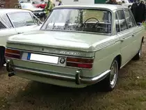Heckansicht eines BMW 2000 Tilux des Modelljahres 1967. Oldtimertreffen Schloss Lauersfort in Moers am 03.10.2018.