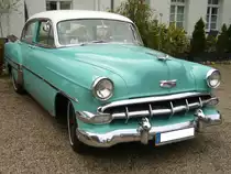 Chevrolet Series 2400 C Bel Air Fourdorr Sedan des Modelljahres 1954. Der Einstandspreis lag bei US$ 2185,00. Der Sechszylinderreihenmotor leistet 115 PS aus einem Hubraum von 3850 cm³. Oldtimertreffen Schloss Lauersfort in Moers am 03.10.2018. 