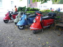Eine Galerie von Heinkel-Tourist Rollern. Oldtimertreffen Schloss Lauersfort in Moers am 03.10.2018.