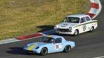 Lotus Elan S2, ccm 1599, Bj. 1965 und Ford Lotus Cortina, ccm 1593, Bj. 1965 im Rennen 7 - AvD-Tourenwagen- und GT Trophäe, 46. AvD-Oldtimer-Grand-Prix am 11.Aug2018.