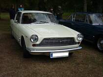 Fiat 2300S Coupe. 1961 - 1968. Das von Ghia gezeichnete Coupe wurde auf dem Turiner Autosalon 1960 vorgestellt und ging ab 1961 in Serie. Bis 1964 gab es das Coupe als 2300 und 2300S. Beide Versionen hatten einen 6-Zylinderreihenmotor mit 2279 cm³. Der 2300 leistet 105 PS der 2300S 136 PS. Nach den Werksferien 1964 wurde nur noch der 2300S produziert. Oldtimertreffen Schloss Lauersfort in Moers am 03.10.2018.