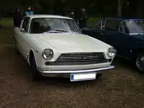 Fiat 2300S Coupe. 1961 - 1968. Das von Ghia gezeichnete Coupe wurde auf dem Turiner Autosalon 1960 vorgestellt und ging ab 1961 in Serie. Bis 1964 gab es das Coupe als 2300 und 2300S. Beide Versionen hatten einen 6-Zylinderreihenmotor mit 2279 cm³. Der 2300 leistet 105 PS der 2300S 136 PS. Nach den Werksferien 1964 wurde nur noch der 2300S produziert. Oldtimertreffen Schloss Lauersfort in Moers am 03.10.2018.