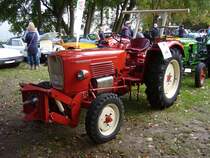 Güldner G30S des Modelljahres 1967. Die Baureihe G30 wurde von 1963 bis 1969 bei Güldner in Aschaffenburg gebaut und verkaufte sich 8810 mal. Unter der Haube verrichtet ein luftgekühlter Dreizylinderdieselmotor seinen Dienst, der aus einem Hubraum von 2356 cm³ bis zum Jahr 1965 30 PS leistete. Danach erhöhte sich die Leistung auf 32 PS. Die Höchstgeschwindigkeit des 30S betrug 27 km/h während der einfache G30 auf eine Höchstgeschwindigkeit von 19 km/h kam. Oldtimertreffen Schloss Lauersfort in Moers am 03.10.2018.