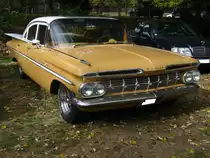 Chevrolet Series 1500/1800 Bel Air fourdoor Sedan des Modelljahres 1959. Im Jahr 1959 war die Modellreihe Bel Air nicht mehr das Topmodell, sondern rangierte als mittlere Baureihe zwischen dem Biscayne und dem Impala. Als Motorisierung standen ein Sechszylinderreihenmotor mit 3857 cm³ Hubraum und 135 PS, sowie V8-motoren mit 4635 cm³ und 5700 cm³ Hubraum zur Auswahl. Die V8-motoren konnten in etlichen Versionen, von 230 PS bis 315 PS geordert werden. Der Einstiegspreis für dieses Modell lag bei US$ 2440,00 plus US$ 108,00 Aufpreis für den V8-motor. Oldtimertreffen Schloss Lauersfort in Moers am 03.10.2018.