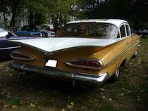 Heckansicht eines Chevrolet Series 1500/1800 Bel Air fourdoor Sedan des Modelljahres. Man kann sehr schön die  Gullwings = Möwenschwingen  genannten Heckflossen erkennen. Oldtimertreffen Schloss Lauersfort in Moers am 03.10.2018.