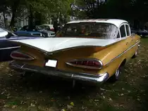 Heckansicht eines Chevrolet Series 1500/1800 Bel Air fourdoor Sedan des Modelljahres. Man kann sehr schön die  Gullwings = Möwenschwingen  genannten Heckflossen erkennen. Oldtimertreffen Schloss Lauersfort in Moers am 03.10.2018.