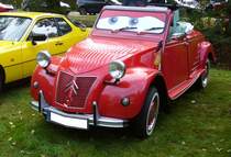 Eine von ca. 80, bei der Firma Hoffmann Design in Oberhausen/Oberbayern umgebauten, Citroen 2CV. Eine solche  Cabrio-Ente  kostete im Jahr 1989 ca. DM 2500,00 mehr als ein neuer VW Golf. Der Zweizylinderboxermotor hat einen Hubraum von 597 cm³ und leistet 27 PS. Oldtimertreffen Schloss Lauersfort in Moers am 03.10.2018.