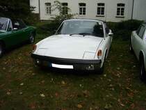 VW Porsche 914. 1969 - 1975. Vom sogenannten  Volksporsche  wurden insgesamt 118.978 Einheiten verkauft. Besonders in den USA war der Wagen ein Verkaufserfolg. Die Boxermotoren war als Mittelmotor verbaut. Oldtimertreffen Schloss Lauersfort in Moers am 03.10.2018.