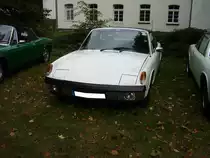 VW Porsche 914. 1969 - 1975. Vom sogenannten  Volksporsche  wurden insgesamt 118.978 Einheiten verkauft. Besonders in den USA war der Wagen ein Verkaufserfolg. Die Boxermotoren war als Mittelmotor verbaut. Oldtimertreffen Schloss Lauersfort in Moers am 03.10.2018.