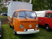 VW T2b Großraumholzpritsche, produziert von 1972 bis 1979. Der im Heck verbaute, luftgekühlte Vierzylinderboxermotor leistet 50 PS aus einem Hubraum von 1584 cm³. Oldtimertreffen Schloss Lauersfort in Moers am 03.10.2018.