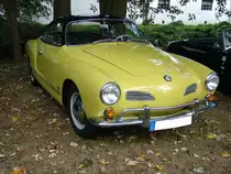 VW Typ 14 Karmann-Ghia Coupe des Modelljahres 1964. Im Jahr 1964 konnte der Karmann-Ghia Käufer zwischen zwei luftgekühlten Vierzylinderboxermotoren wählen. 1192 cm³ mit 34 PS oder 1285 cm³ mit 40 PS. Oldtimertreffen Schloss Lauersfort in Moers am 03.10.2018.