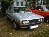 VW Typ 53, uns besser bekannt als Scirocco, wie er in den Jahren 1977 bis 1980 gebaut wurde. Das von Giorgio Giugiaro gezeichnete Coupe ist die Coupeversion des VW-Golf 1 und wurde bereits 1974 vorgestellt. Montiert wurde das Modell bei Karmann in Osnabrück. Der abgelichtete Scirocco in der Ausstattungsvariante GL, wurde nach August 1977 montiert. Dieses ist äußerlich an den Kunststoffstossstangen und den vorderen Blinkleuchten zu erkennen. Der Vierzylinderreihenmotor hat einen Hubraum von 1471 cm³ und leistet 70 PS. Die Höchstgeschwindigkeit bei dieser Motorisierung wurde damals von VW mit 166 km/h angegeben. Oldtimertreffen Schloss Lauersfort in Moers am 03.10.2018.