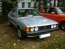 VW Typ 53, uns besser bekannt als Scirocco, wie er in den Jahren 1977 bis 1980 gebaut wurde. Das von Giorgio Giugiaro gezeichnete Coupe ist die Coupeversion des VW-Golf 1 und wurde bereits 1974 vorgestellt. Montiert wurde das Modell bei Karmann in Osnabrück. Der abgelichtete Scirocco in der Ausstattungsvariante GL, wurde nach August 1977 montiert. Dieses ist äußerlich an den Kunststoffstossstangen und den vorderen Blinkleuchten zu erkennen. Der Vierzylinderreihenmotor hat einen Hubraum von 1471 cm³ und leistet 70 PS. Die Höchstgeschwindigkeit bei dieser Motorisierung wurde damals von VW mit 166 km/h angegeben. Oldtimertreffen Schloss Lauersfort in Moers am 03.10.2018.