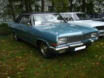 Opel Diplomat A V8 Coupe. 1964 - 1967. Vom viersitzigen, zweitürigen Diplomat-Coupe wurden lediglich 304 Fahrzeuge bei Karmann in Osnabrück montiert. Der aus dem GM-Regal entliehene V8-motor hat einen Hubraum von 5354 cm³ und leistet 230 PS. Die Höchstgeschwindigkeit lag nach Werksangaben bei 206 km/h. In seinem letzten Produktionsjahr kostete ein solches Coupe DM 26.000,00. Oldtimertreffen Schloss Lauersfort in Moers am 03.10.2018.