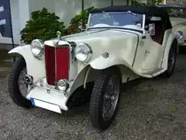 MG TC, gebaut von 1945 bis 1950. Vom Grundsatz her, basierte das Modell TC als erstes MG-Nachkriegsmodell, auf den Vorkriegsmodellen TA & TB. Der Vierzylinderreihenmotor hat einen Hubraum von 1250 cm³ und leistet 55 PS. Über 10.000 Fahrzeuge dieses Typs verließen die Werkshallen in Abingdon/Oxfordshire. Oldtimertreffen Schloss Lauersfort in Moers am 03.10.2018.