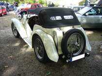 Heckansicht eines MG TC, gebaut von 1945 bis 1950. Oldtimertreffen Schloss Lauersfort in Moers am 03.10.2018.