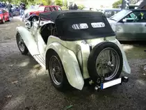 Heckansicht eines MG TC, gebaut von 1945 bis 1950. Oldtimertreffen Schloss Lauersfort in Moers am 03.10.2018.