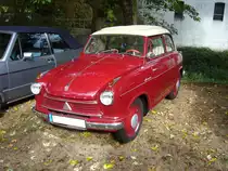 Lloyd Alexander Limousine. 1957 - 1961. Mit dem Lloyd 600 erfolgte bei den Lloyd-Werken der Übergang vom Zweitaktmotor zum Viertaktmotor. Der Zweizylinderreihenmotor leistet 19 PS aus einem Hubraum von 596 cm³. Bei seiner Einführung kostete ein Lloyd 600 DM 3680,00. Oldtimertreffen Schloss Lauersfort in Moers am 03.10.2018.