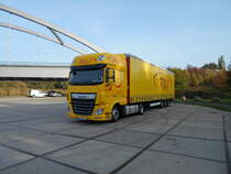 Am Peeneufer in Jarmen fotografierte ich,am 06.Oktober 2018,diesen DAF Sattelzug.