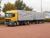 Auf diesem Mercedes Benz Hängerzug kann man seinen LKW Führerschein machen.Aufgenommen,am 04.Oktober 2018,in Stralsund.