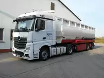 Diesen Mercedes Silotransporter fotografierte ich,am 06.Oktober 2018,im Hafen von Jarmen.