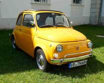=Fiat 500, steht bei Blech & Barock im Juli 2018 auf dem Gelände von Schloß Fasanerie bei Eichenzell