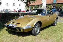 =Opel GT, Erstzulassung 1971, unrestauriert, steht bei Blech & Barock im Juli 2018 auf dem Gelände von Schloß Fasanerie bei Eichenzell