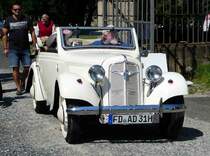 =Adler Trumpf Junior, Bj. 1939, 25 PS, bei der Zufahrt zu Blech & Barock im Juli 2018 auf dem Gelände von Schloß Fasanerie bei Eichenzell