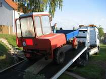 Typ:GTP 100 Geräteträger für Parzellen hier Exponat 088 Hersteller VEB Zucht-und Versuchsfeldmechanisierung Nordhausen Bauart: Mittelholmbauweise Motor:2VD 8/8-2SVL mit 11KW/15PS bei 3000 U/min Traktorenmasse:1.200Kg+1000Kg Nutzmasse. Beim Abtransport ins IFA-Museum Nordhausen am 14.10.2011.