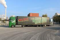 Spedition Kübler Mercedes Benz Actros Sattelzug mit Big Box Auflieger am 20.10.18 beim Tag der offenen Tür in neuem Schwerlastzentrum im Mannheimer Hafen 