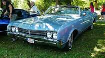 =Oldsmobile Dynamic 88 Convertible, Bj. 1966, 6965 ccm, 310 PS, ausgestellt bei Blech & Barock im Juli 2018 auf dem Gelände von Schloß Fasanerie bei Eichenzell