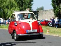 BMW Isetta, unterwegs zu Blech & Barock im Juli 2018 auf dem Gelände von Schloß Fasanerie bei Eichenzell