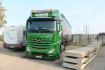Spedition Kübler Mercedes Benz Actros Sattelzug mit Big Box Auflieger am 20.10.18 beim Tag der offenen Tür in neuem Schwerlastzentrum im Mannheimer Hafen 