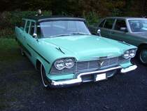 Plymouth Series LP2-L Custom Suburban aus dem Modelljahr 1958. Dieser Custom Surbuban (Kombi)basierte auf dem Modell Savoy des Jahres 1958 und war damit die mittlere Ausstattungsvariante. Darunter rangierte der Series LP2-L DeLuxe Suburban aus Basis des Basismodells Plaza und darüber LP2-H Sport Suburban Fury auf Basis des Topmodells Savoy. Ein solches, in den Farbtönen misty green/ivy green lackiertes Kombimodell war ab US$ 2712,00zu haben. Angetrieben wird das Kombimodell von einem V8-motor, der aus einem Hubraum von 5202 cm³ eine Leistung von 225 PS an die Hinterachse bringt. Oldtimertreffen  Schwarzwaldhaus  in Mettmann am 21.10.2018.