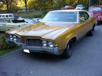 Oldsmobile Delta 88 Royale Coupe des Modelljahres 1969. Die 88 Modelle waren in der Oldsmobile Division im mittleren Preissegment angesiedelt. Der V8-motor hat einen Hubraum von 7456 cm³ und leistet 310 PS. Oldtimertreffen  Schwarzwaldhaus  in Mettmann am 21.10.2018.