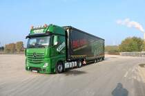 Spedition Kübler Mercedes Benz Actros Sattelzug mit Big Box Auflieger am 20.10.18 beim Tag der offenen Tür in neuem Schwerlastzentrum im Mannheimer Hafen 
