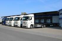 Vier DB Schenker Mercedes Benz Actros Wechselbrücken am 20.10.18 in Mannheim Hafen Rheinau