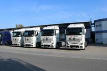 Vier DB Schenker Mercedes Benz Actros Wechselbrücken am 20.10.18 in Mannheim Hafen Rheinau