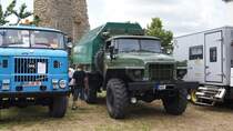  Russischer Allrad LKW URAL 375 D V 8 Benzinmotor mit 175 PS Verbrauch 1 km /1liter Benzin auf der Straße im Gelände sind es 50 % mehr 6x6 Hinten mit Zwangsausgleich Hinten keine voll Sperre die Vorderachse lässt sich mechanisch zuschalten Seilwinde und Reifendruck Regelungsanlage ich habe so ein Fahrzeug selber gefahren bei der NVA 1980 mit diesen LKW gibt es fast keinen halt sehr robust Bild habe ich in Nordhausen auf dem Petersberg gemacht zum Fahrzeugtreffen im Juni 2014.