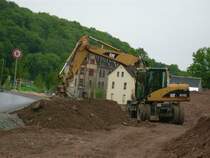 CAT M313C f�llt gerade die B�schung am Radweg mit Aushub an