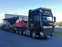 Staas DAF XF Schwertransporter am 04.10.18 in Niedernberg in einer Nebenstraße