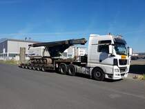 MAN TGX Schwertransporter am 05.10.18 in Niedernberg in einer Nebenstraße 