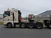 Jerich Trans MAN TGX Schwertransport Zugmaschine am 23.10.18 in Niedernberg in einer Nebenstraße 