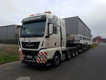 Jerich Trans MAN TGX Schwertransporter am 23.10.18 in Niedernberg in einer Nebenstraße 