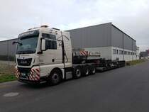 Jerich Trans MAN TGX Schwertransporter am 23.10.18 in Niedernberg in einer Nebenstraße 