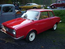 Glas 1304 TS. 1965 - 1967. Die auch 04-Reihe genannten Fahrzeuge, glänzten durch überdurchschnittliche Fahrleistungen. Zeitgenössische Tester behaupteten damals, das insbesondere die TS Modelle, nur bedingt für den alltäglichen Betrieb geeignet sein. Eine solche 1304 TS Limousine kostete DM 7770,00. Dafür bekam man einen sportlichen Wagen, der aus einem Vierzylinderreihenmotor mit einem Hubraum von 1290 cm³ 75 PS leistet. Die Höchstgeschwindigkeit dieses Wagens liegt bei 168 km/h. Der abgelichtete 1304 TS stammt aus dem Jahr 1966. Oldtimertreffen  Schwarzwaldhaus  in Mettmann am 21.10.2018.