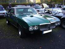 Pontiac Firebird Coupe des Modelljahres 1969. Im Jahr 1969 war der Firebird auch als Convertible (Cabriolet) lieferbar. Vom Coupe verkaufte die GM-Division Pontiac in diesem Modelljahr 76.029 Fahrzeuge zum Preis von mindestens US$ 2821,00. Der abgelichtete Wagen ist im Farbton midnight green lackiert. Das Modell war mit folgenden Motorisierungen lieferbar:  Einem Sechszylinderreihenmotor mit einem Hubraum von 4093 cm³ und einer Leistung von 175 PS, sowie zwei V8-motoren mit einem Hubraum von 5740 cm³ und wahlweise 265 PS, 325 PS oder 330 PS. Der zweite V8-motor hat einen Hubraum von 6558 cm³ und war mit 330 PS 335 PS und 345 PS lieferbar. Oldtimertreffen  Schwarzwaldhaus  in Mettmann am 21.10.2018.