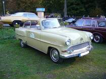 Opel Olympia Rekord Cabrioletlimousine des Jahrganges 1956. Von den 151.410 gebauten Olympia Rekord des Modelljahres 1956 waren 2.944 Cabrioletlimousinen. Für den Kaufpreis von DM 6.560,00 bekam man neben den Frischluftvergnügen noch eine Motorisierung, die aus einem Vierzylinderreihenmotor mit einem Hubraum von 1488 cm³ Hubraum eine Leistung von 45 PS an die Hinterachse brachte. Oldtimertreffen  Schwarzwaldhaus  in Mettmann am 21.10.2018.