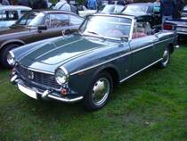 Fiat 1500 Spider, gebaut von 1963 bis 1966. Das hübsche Blechkleid wurde von Pininfarina geschneidert. Der Vierzylinderreihenmotor hat einen Hubraum von 1481 cm³ Motor und leistete 67 PS. Ab dem Modelljahr 1964 wurde die Leistung auf 75 PS erhöht. Die 75 PS Fahrzeuge waren auch serienmäßig mit einem 5-Ganggetriebe ausgestattet. Oldtimertreffen  Schwarzwaldhaus  in Mettmann am 21.10.2018.